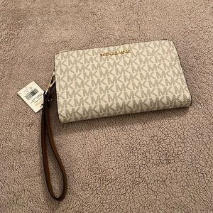 Micheal kors cell phone clutch  brand new never used
